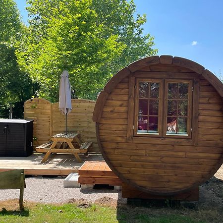 Tonneau Herbergement Insolite Au Camping Des Nieres Ebreuil Extérieur photo
