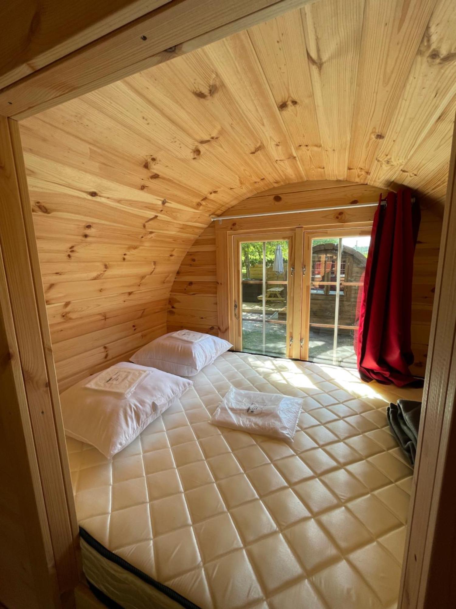 Tonneau Herbergement Insolite Au Camping Des Nieres Ebreuil Extérieur photo