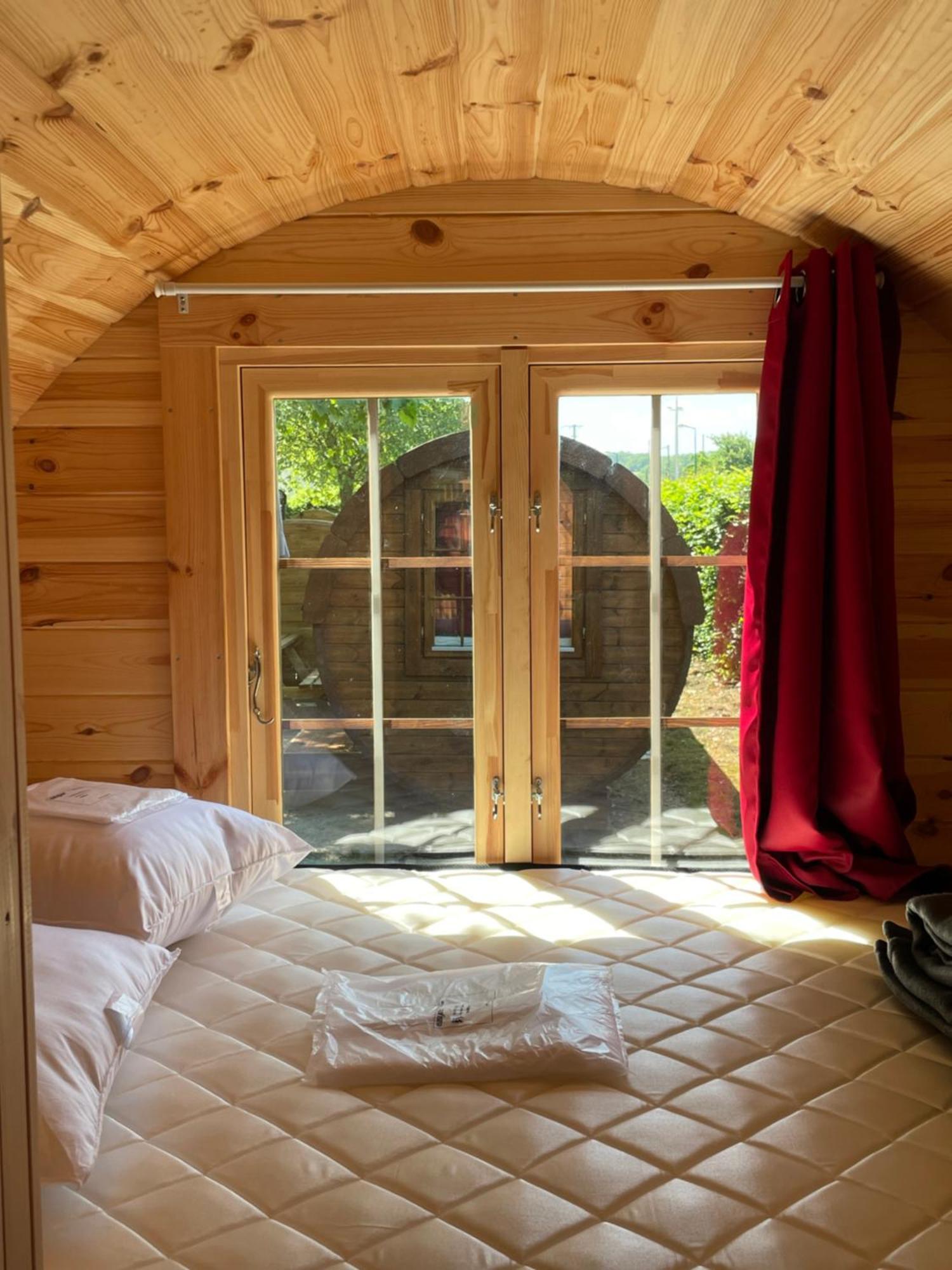 Tonneau Herbergement Insolite Au Camping Des Nieres Ebreuil Extérieur photo