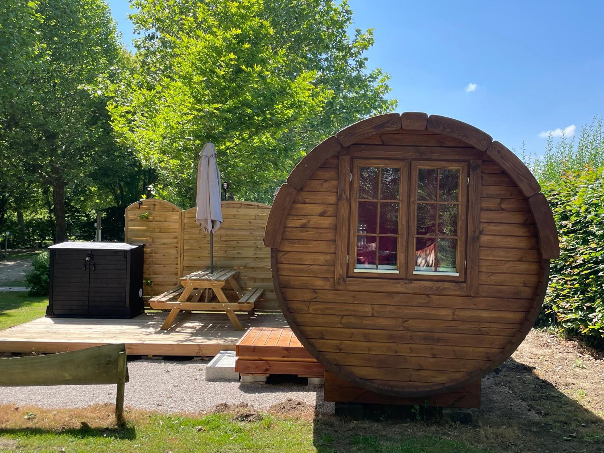 Tonneau Herbergement Insolite Au Camping Des Nieres Ebreuil Extérieur photo