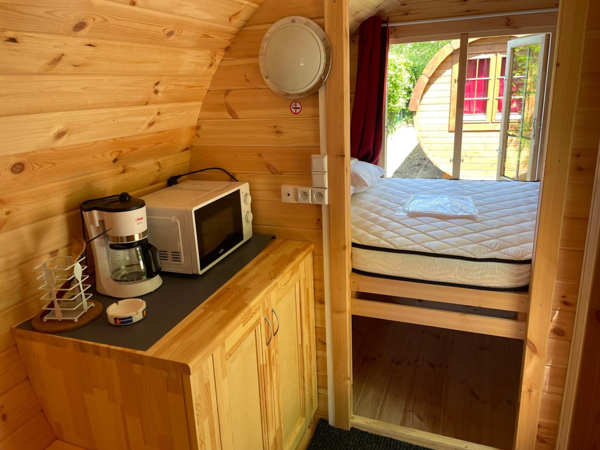 Tonneau Herbergement Insolite Au Camping Des Nieres Ebreuil Extérieur photo