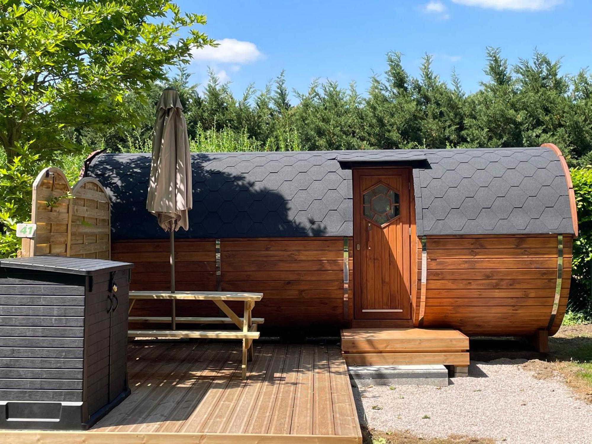 Tonneau Herbergement Insolite Au Camping Des Nieres Ebreuil Extérieur photo